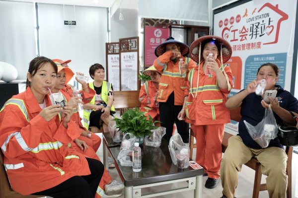 俊升配资 柳州市总工会开展送清凉活动